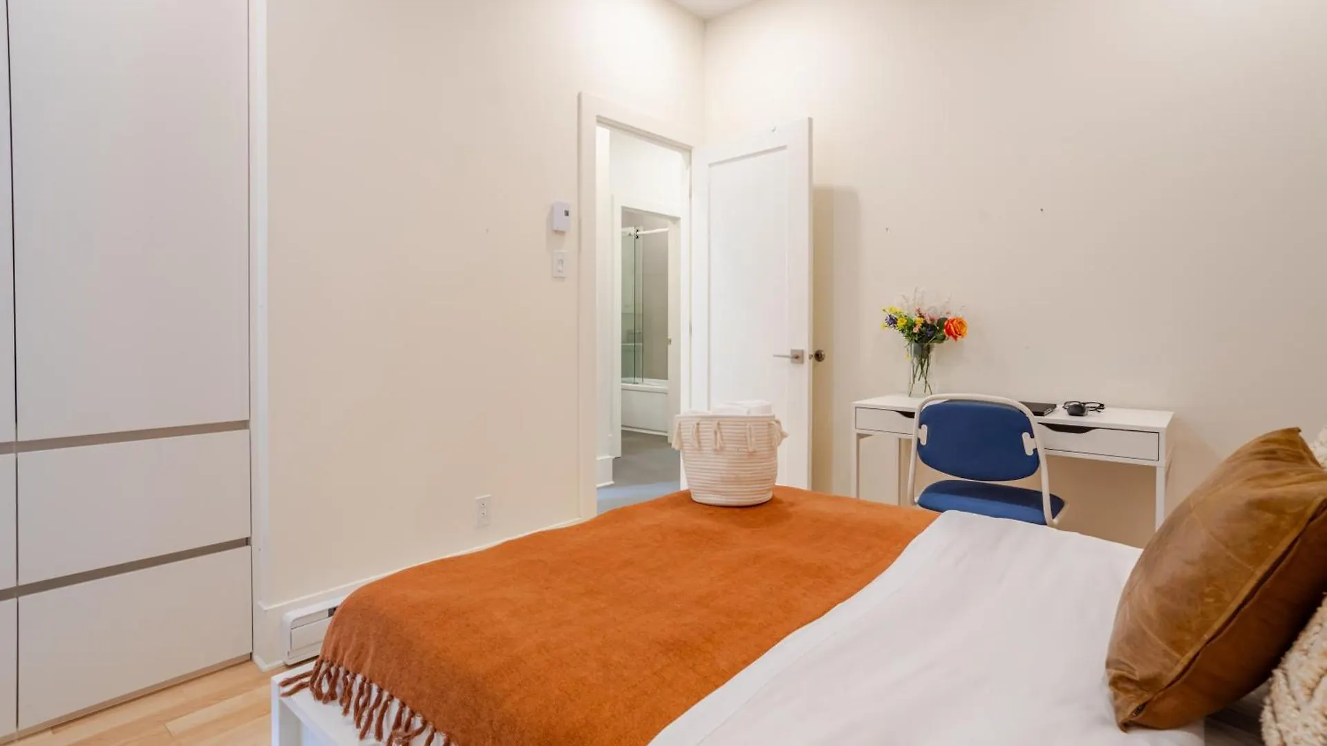 Great 2Br In The Heart Of Milton Parc Daire Montréal Kanada